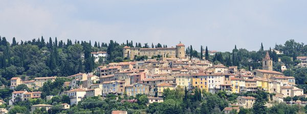 Peut-on trouver une maison de vacances en Provence avec des ateliers de poterie et des visites de musées?